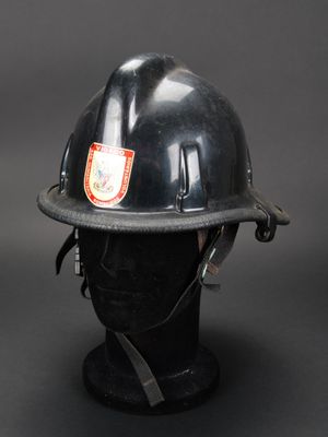 une image représentant un casque de pompier posé sur une tête de mannequin