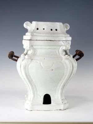 un vase blanc posé sur une table