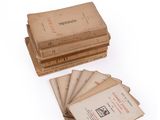 une pile de livres empilés les uns sur les autres sur une surface blanche