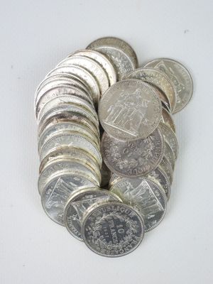 une pile de pièces de monnaie posée sur une table blanche
