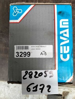 un gros plan d'une boîte en carton sur laquelle est collé un autocollant