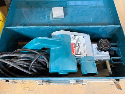 une boîte bleue contenant un outil, posée sur une table