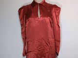 une robe rouge sur un mannequin, un mannequin, un mannequin, un mannequin, un mannequin, un mannequin, un mannequin, un mannequin, un mannequin