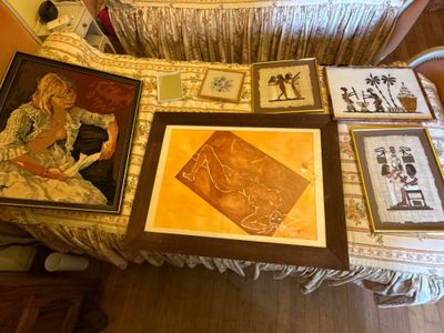 un lit orné de photos, dans une chambre