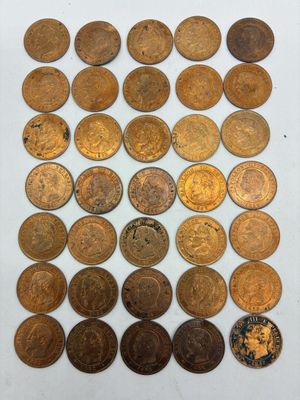une collection de pièces anciennes du monde entier