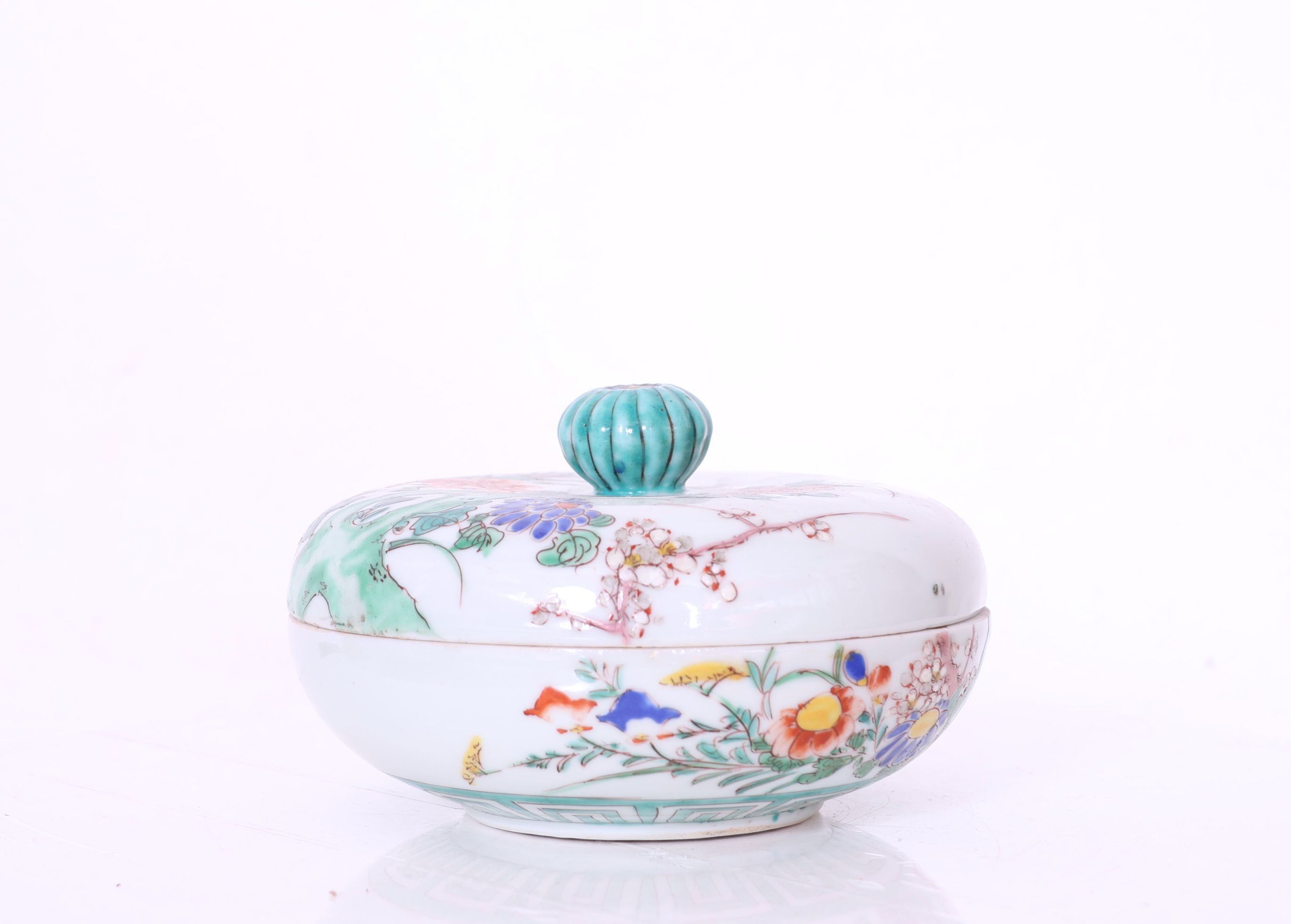 CHINE ou JAPON, XIXème siècle. Boîte circulaire couverte en porcelaine et émaux polychromes, à décor de fleurs et roc...
