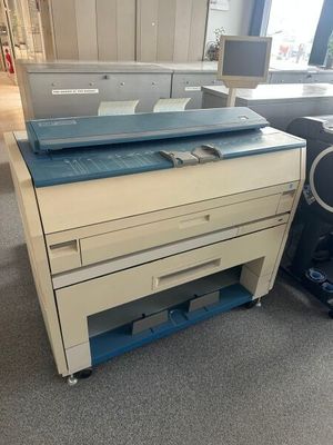 une photo d'une imprimante posée sur un bureau