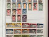 beaucoup de timbres sur les pages d'un livre