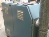 a blue machine that is sitting on the ground