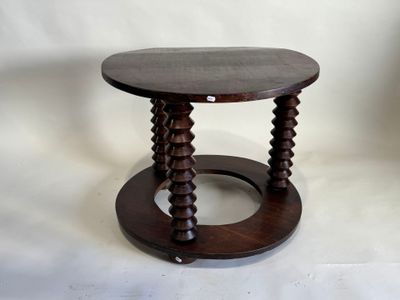 une image représentant une petite table en bois avec un piètement circulaire