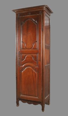 une image représentant une grande armoire en bois dotée d'une porte