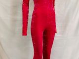 Le mannequin est fabriqué dans un tissu rouge brillant et a un long cou.