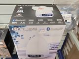 une boîte contenant un appareil Bluetooth exposée dans un magasin