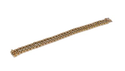 une image d'un bracelet en or sur fond blanc