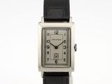 gros plan d'une montre sur une surface blanche