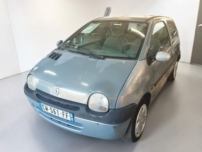 une petite voiture garée dans un garage