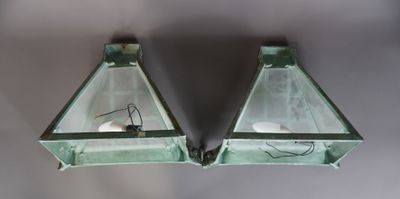 une paire d'appliques murales en verre vert suspendues au plafond