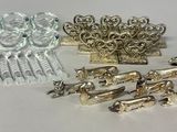 beaucoup d'objets en verre et en métal sur la table