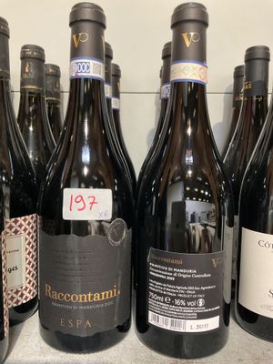 des bouteilles de vin sont alignées sur une étagère dans un magasin