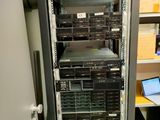 un grand rack d'ordinateurs au milieu d'une pièce