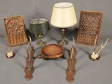 un grand nombre d'objets posés sur une table
