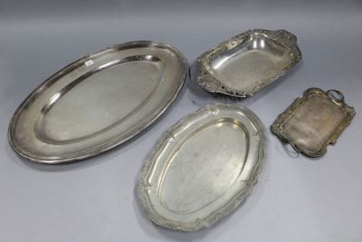 Quatre PLATS de service en métal et métal argenté, le plus g…