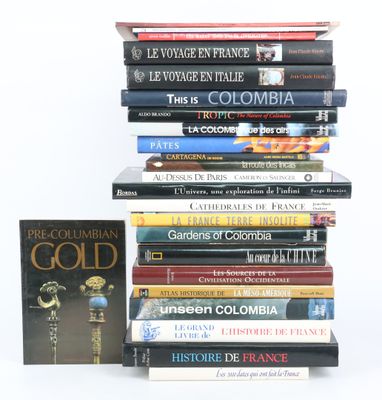 plusieurs livres sont empilés sur une surface blanche