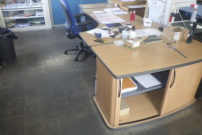 une photo d'un bureau recouvert de nombreux papiers