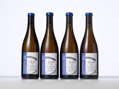 trois bouteilles de vin posées sur une table l'une à côté de l'autre