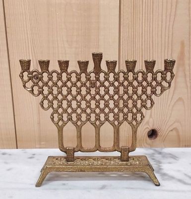 une menorah en laiton à cinq branches
