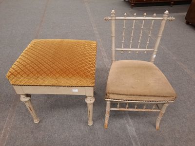 deux chaises assises l'une à côté de l'autre sur le sol