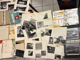 beaucoup de vieilles photos et de livres sur la table