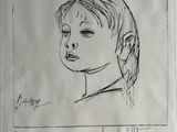 On voit le dessin du visage d'un enfant sur une feuille de papier