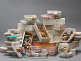 une pile de récipients en plastique remplis de différentes sortes de perles