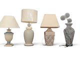 tout un tas de lampes différentes posées sur une surface blanche