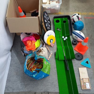 une boîte contenant divers objets posée par terre à côté d'une autre boîte contenant divers objets