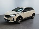 Une voiture blanche est garée dans une pièce au sol noir.