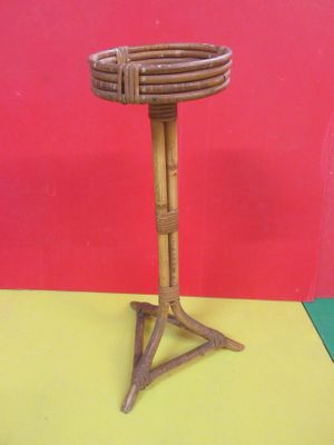 une petite table sur laquelle est posé un panier