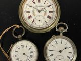 trois montres de poche anciennes avec des chiffres romains et des chiffres romains