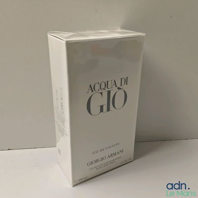 La boîte du parfum est vide et prête à être ouverte.