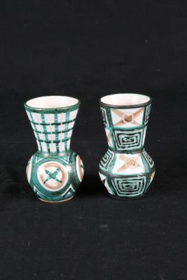 une paire de vases verts et blancs sur fond noir