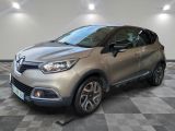 une voiture argentée est garée sur le sol à carreaux d'un garage