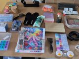 une table sur laquelle sont posés de nombreux matériaux de loisirs créatifs