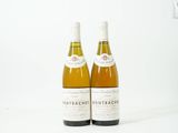 deux bouteilles de vin posées l'une à côté de l'autre sur une surface blanche