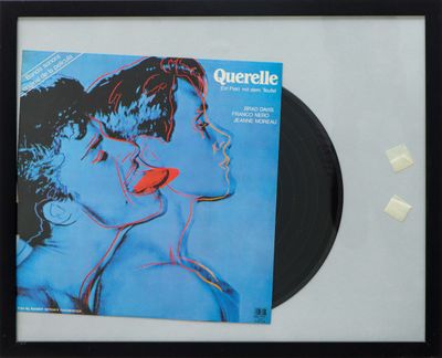 un gros plan sur la photo d'un disque vinyle posé sur une table