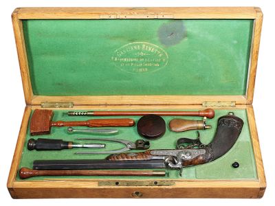 une mallette en bois contenant divers outils