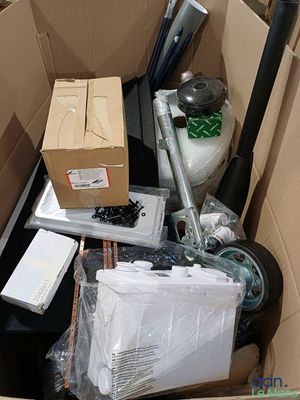 une boîte en carton remplie d'objets hétéroclites dans une pièce