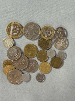 beaucoup de pièces qui sont sur la table