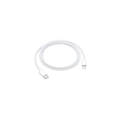 une image montrant un gros plan d'un câble blanc branché à un téléphone