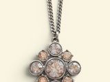 Collier Chanel avec des pierres Swarovski et des cristaux